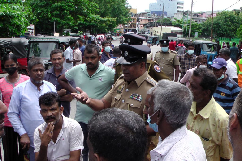 Angry crowd blocks the Gunasinghapura Road for want of gas - Colombo Times